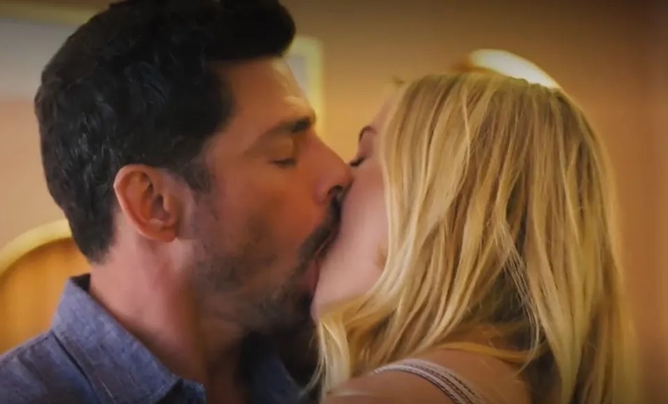 Em ‘Terra e Paixão’, Caio beija Graça e a pede em casamento
