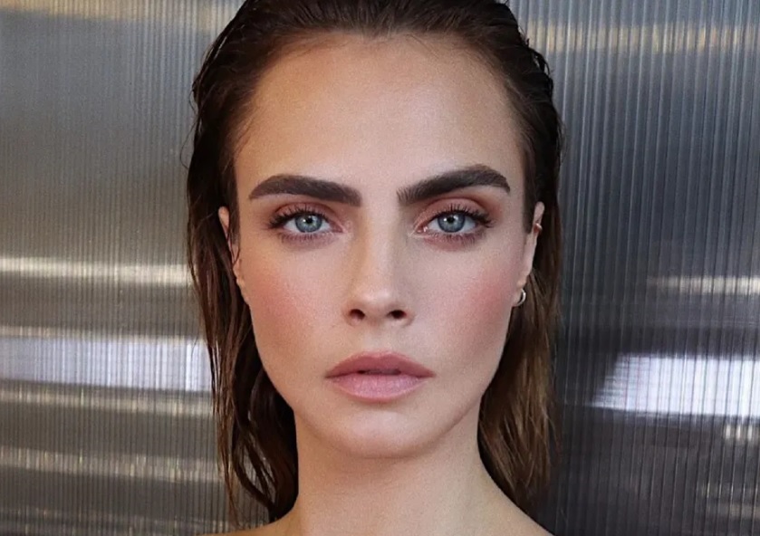 Cara Delevingne celebra primeiro ano longe das drogas