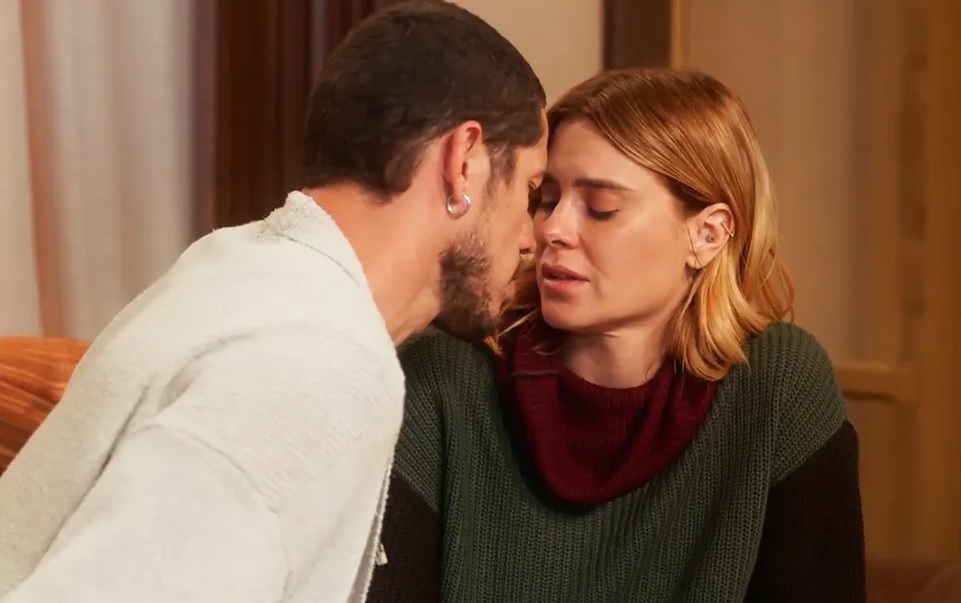 ‘Vai na Fé’: Lui e Lumiar se beijam ao som de Lulu Santos