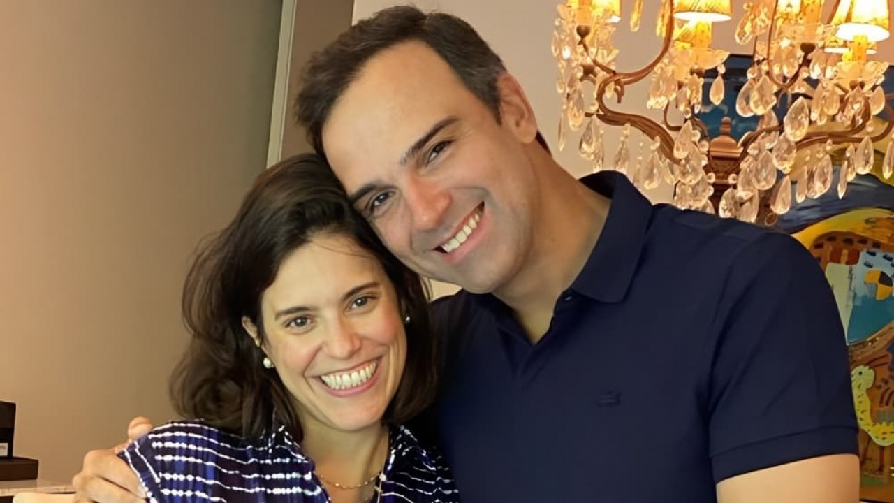Tadeu Schmidt e esposa