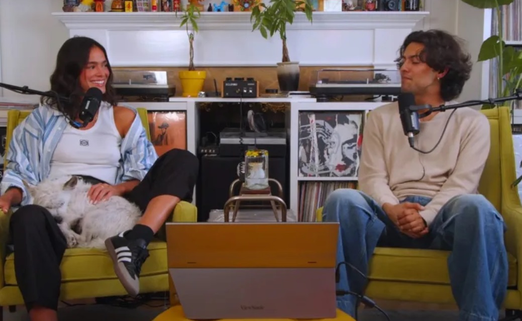 Bruna Marquezine recorda encontro com Selena Gomez e como conheceu Xolo Maridueña