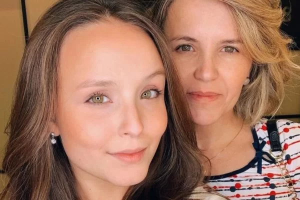 Mãe de Larissa Manoela teria sido abusiva com ela em outras situações