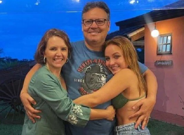 Pais de Larissa Manoela negam venda de mansão sem autorização da atriz