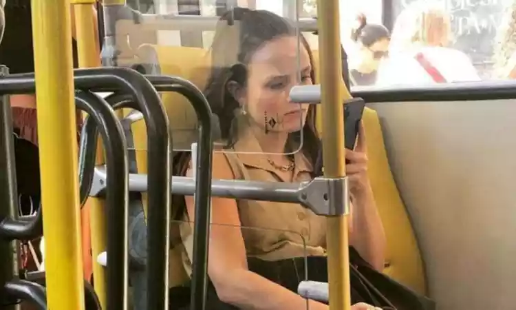 Larissa Manoela surfa na brincadeira dos fãs