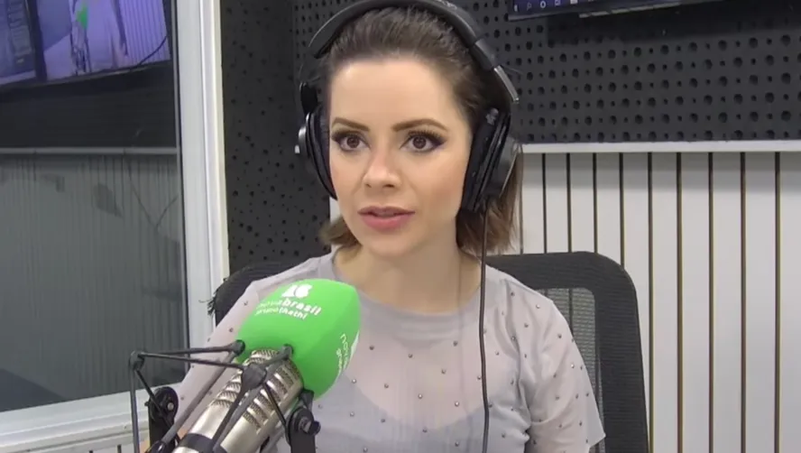 Sandy opina, em entrevista sobre polêmica de Larissa Manoela com os pais