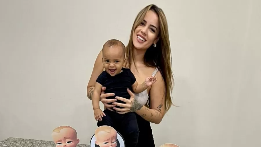 Maiara Quiderolly posa ao lado do filho, João