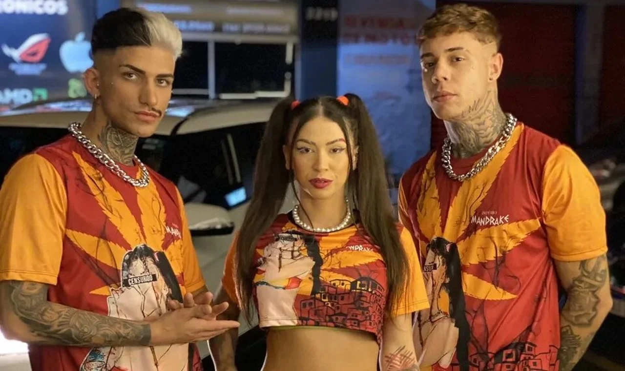 MC Pipokinha foi detonada por seus dançarinos
