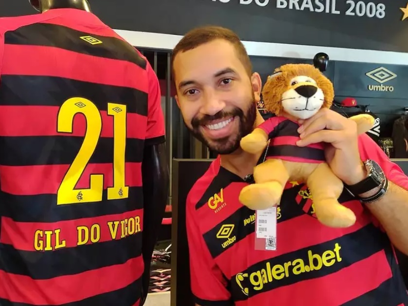Gil do Vigor sofre homofobia após se declarar a time de futebol