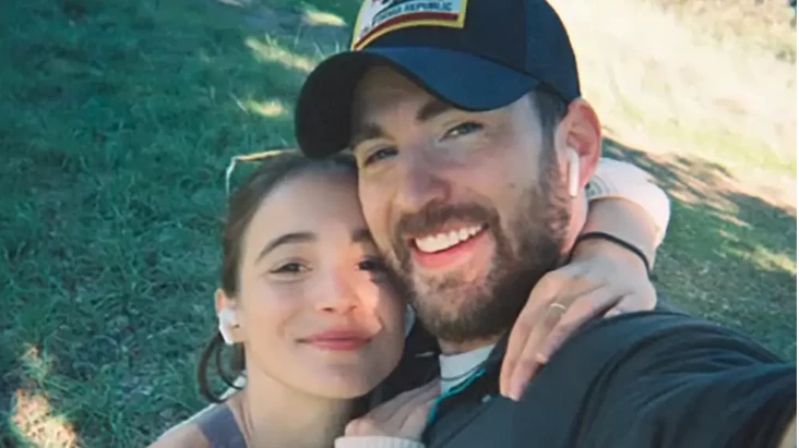 Chris Evans e Alba Baptista estão juntos desde 2021