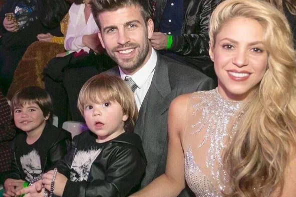 Shakira posa ao lado dos filhos com Piqué