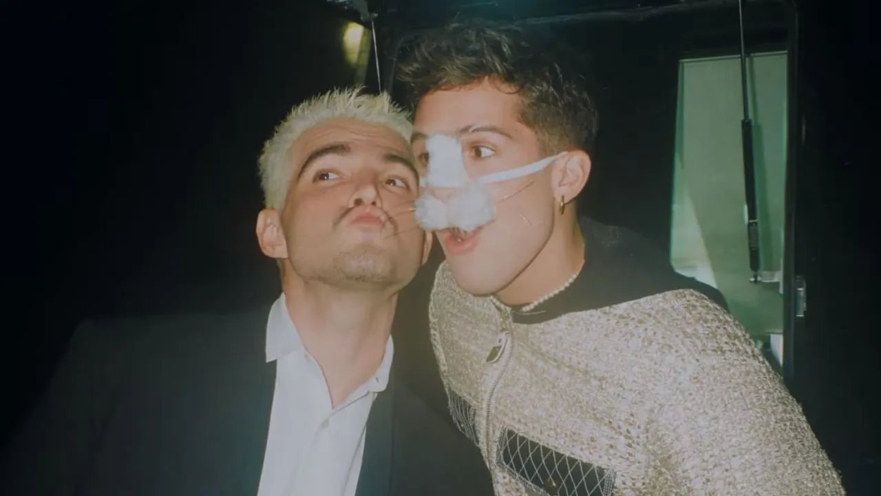Jão e João Guilherme estreiam clipe 'Me Lambe'