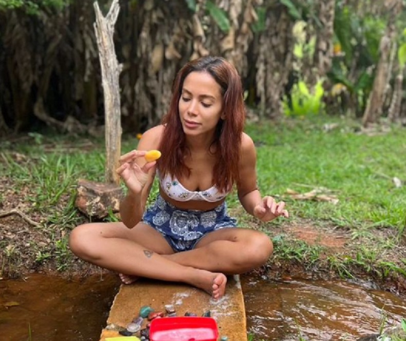Anitta posta reflexão após período longe da internet para ‘se conectar com a natureza’