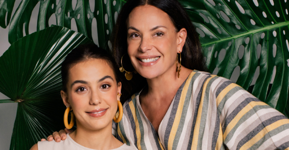 Carolina Ferraz ao lado da filha, Valentina