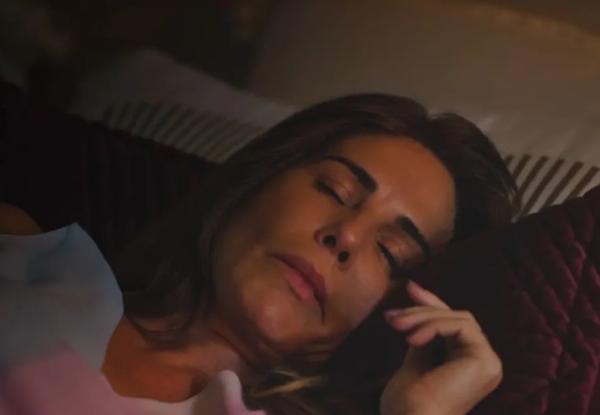 ‘Terra e Paixão’: Agatha envenena Irene com chá secreto