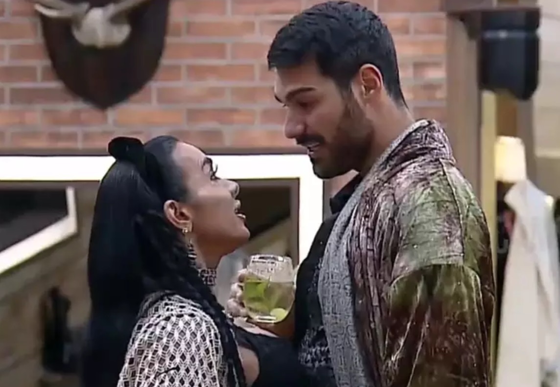 ‘A Fazenda 15’: Shay conta que Simioni mordeu seu pênis e atitude revolta a web