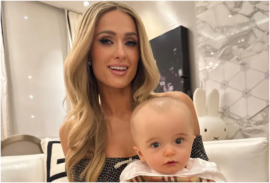 Phoenix e a mãe, Paris Hilton, em foto na web
