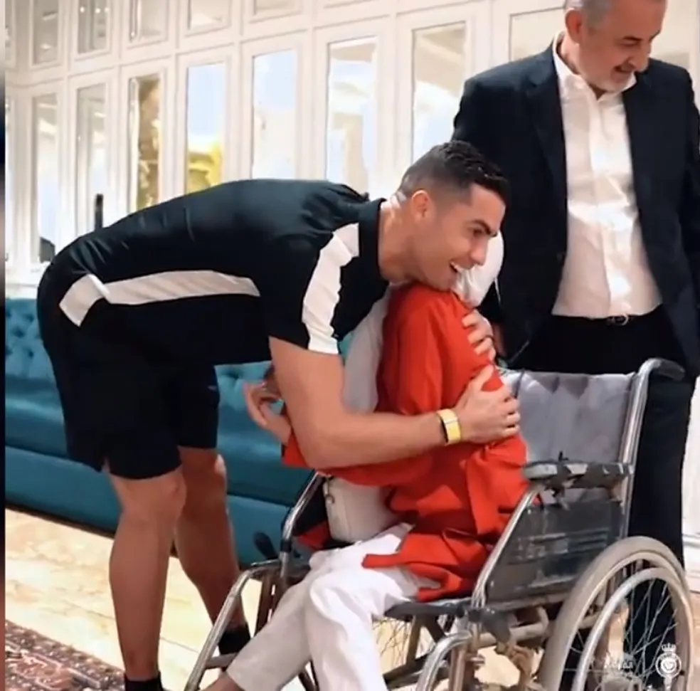 Cristiano Ronaldo abraçou a artista Fatemeh Ramami