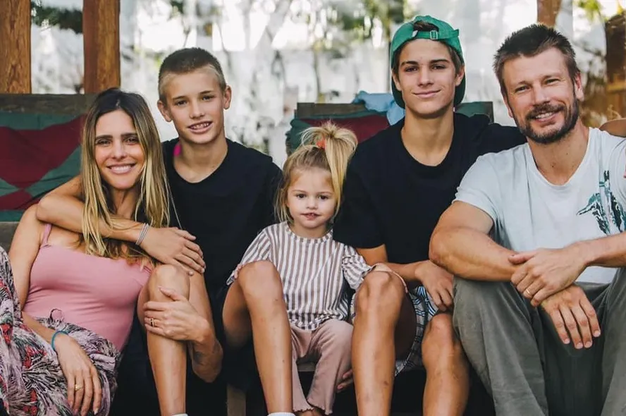 Fernanda Lima posa ao lado de Rodrigo e os filhos