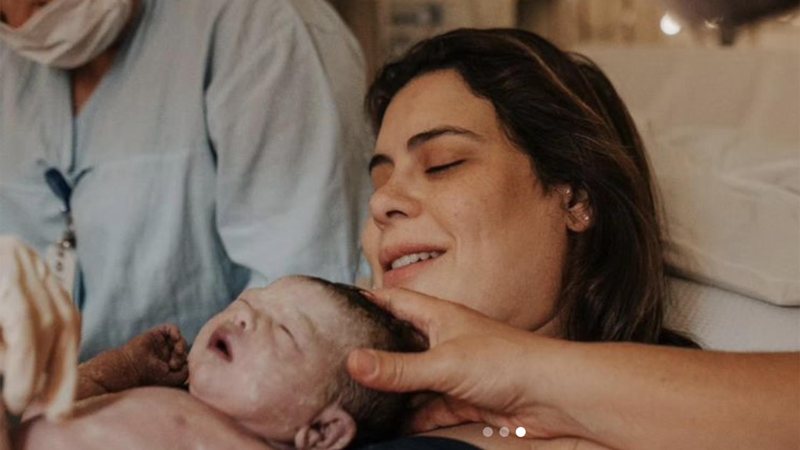 Michelle exibe o rosto da filha pela primeira vez