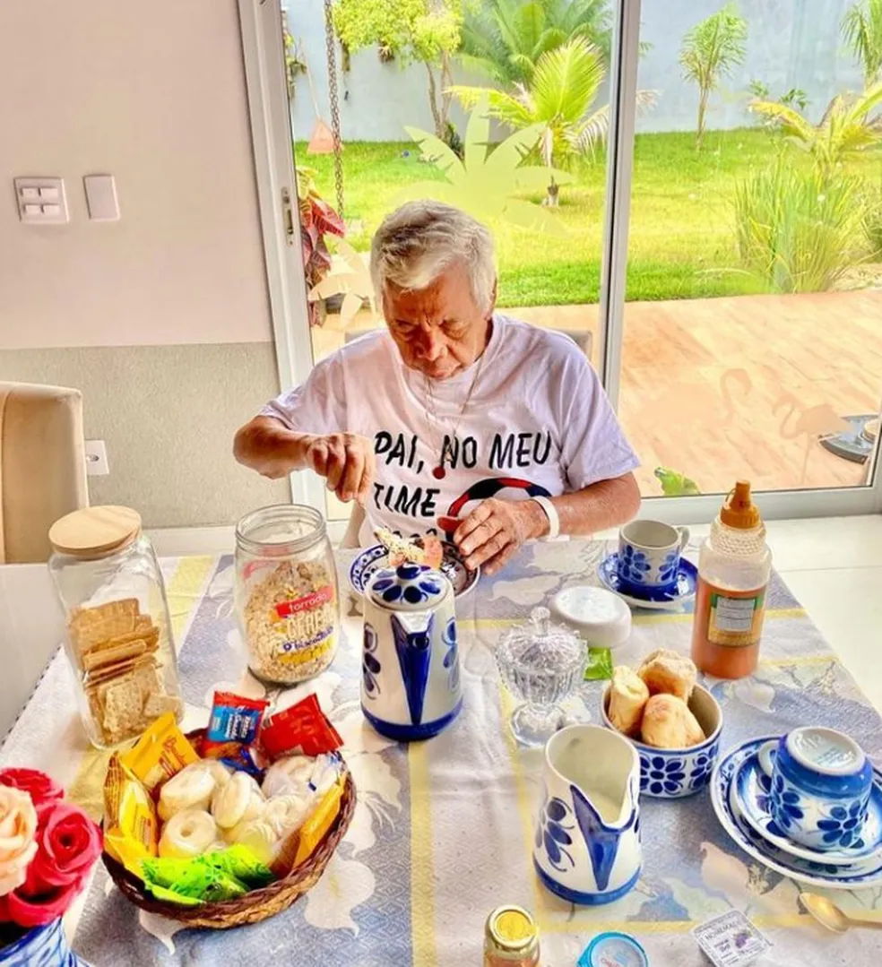 Roque posou com um grande banquete para celebrar a alta.