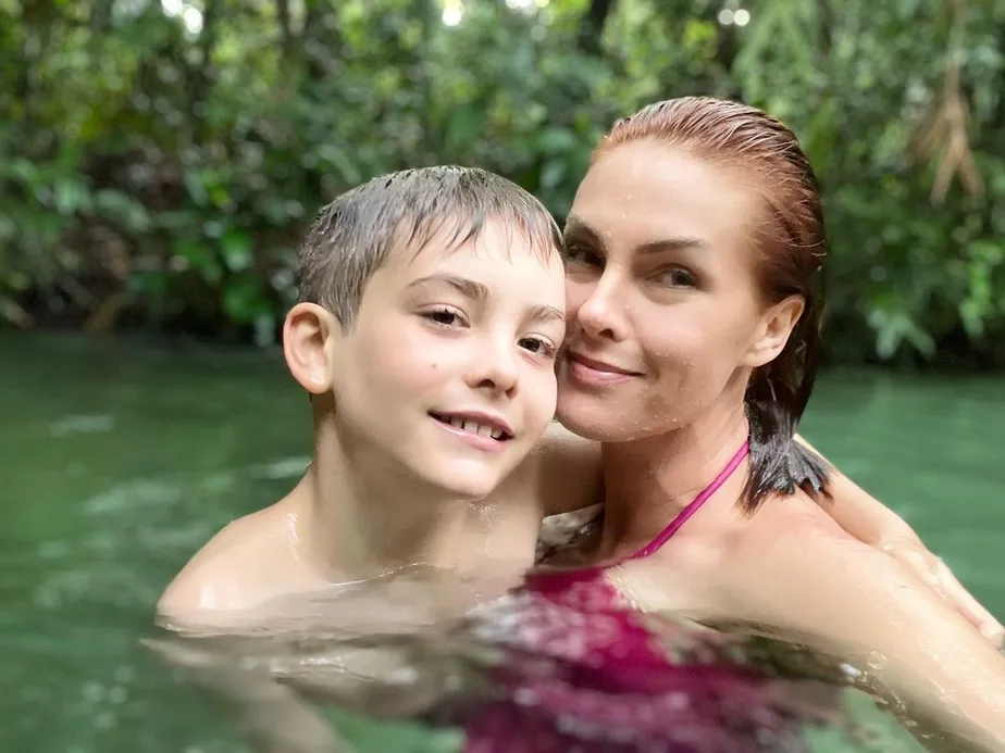 Ana Hickmann posa ao lado do filho, Alexandre, de 10 anos
