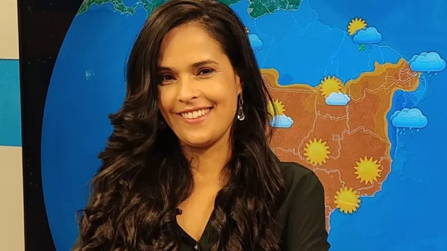 Elaine Santos apresentava o 'Canção Nova Notícias'