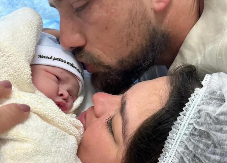 Rafael Cardoso e Carol Ferraz são pais de Helena