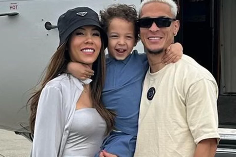 Rosilenny anuncia que está grávida de Antony