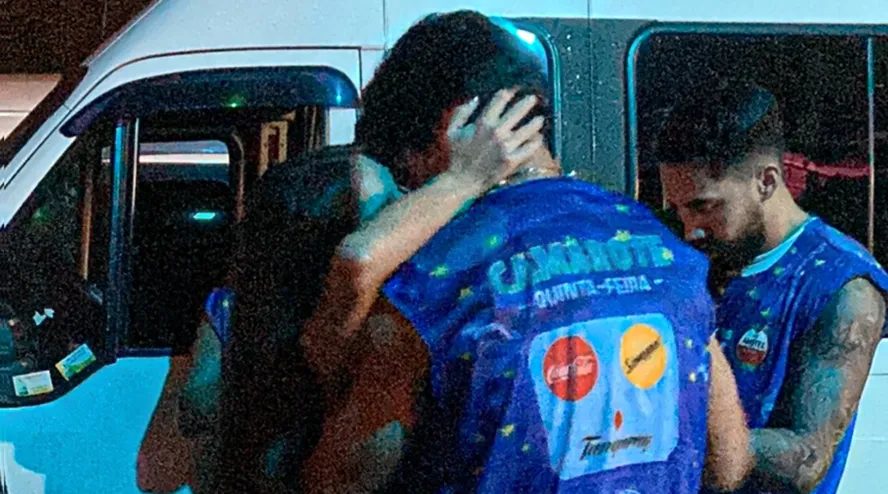 Thaís Braz e Pe Lu são flagrados aos beijos