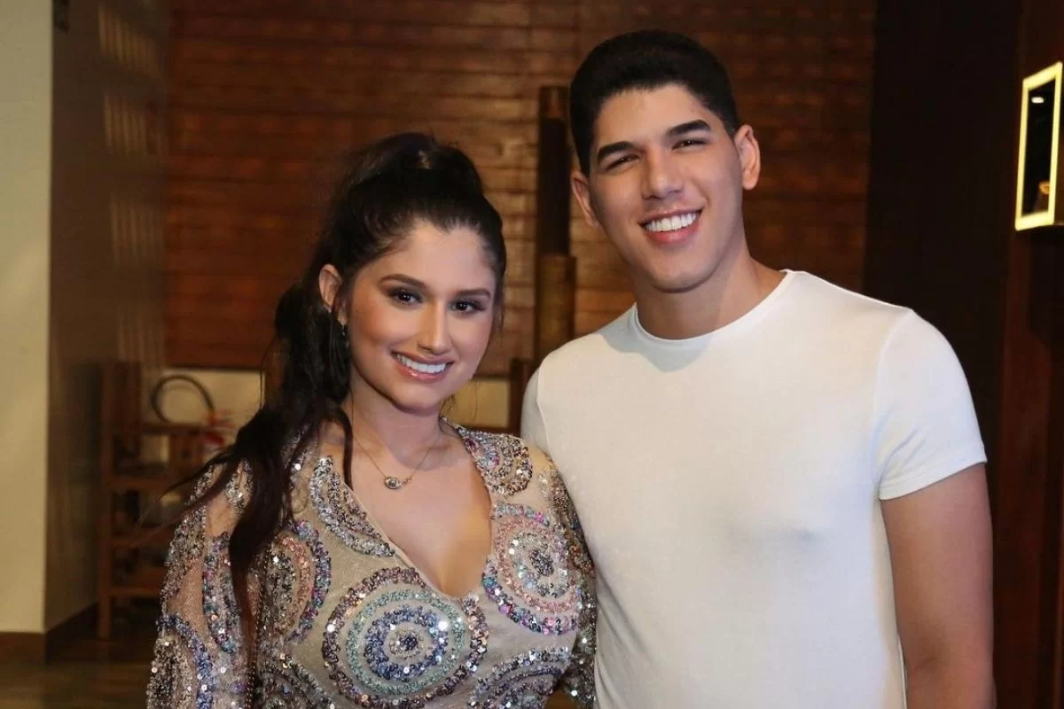 Zé Vaqueiro e Ingra Soares exibem rosto do caçula pela primeira vez