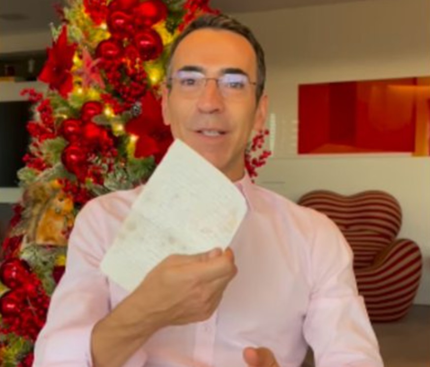 César Tralli emociona ao encontrar carta da falecida mãe na véspera de Natal