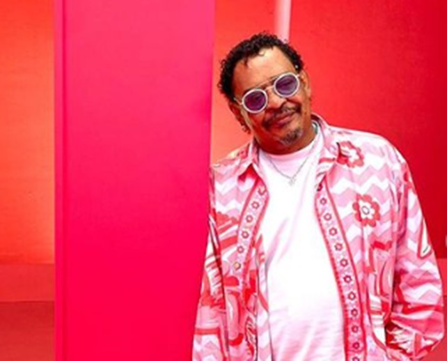 O cantor Compadre Washington voltou a ser internado nesta última sexta-feira (29), em Salvador. O vocalista do grupo É O Tchan deu entrada no hospital com um 'desconforto estomacal' e precisou passar por um procedimento cirúrgico. Compadre Washington é internado em Salvador O cantor passou pela cirurgia ainda na noite desta sexta e não tem previsão de alta. "A Cara de Urso Produções, que gerencia a carreira do grupo É O Tchan, comunica que cumprirá toda a agenda de compromissos, como programada, em respeito a seus fãs e contratantes. Ficando o cantor Beto Jamaica à frente das apresentações até que Compadre se recupere totalmente", diz o comunicado publicado nas redes sociais do grupo e de Compadre Washington. "Compadre Washington deu entrada nesta madrugada, na emergência do Hospital Materdei, e foi submetido a apendicectomia por videolaparoscopia, sem intercorrências e com diagnóstico de apendicite aguda em estágio inicial. A equipe médica e a Cara de Urso Produções acompanharão de perto seu progresso e, assim que houver novas atualizações, divulgaremos oficialmente", destacava o documento, por fim.