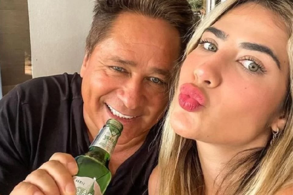 Jéssica Beatriz Costa ao lado do pai, Leonardo
