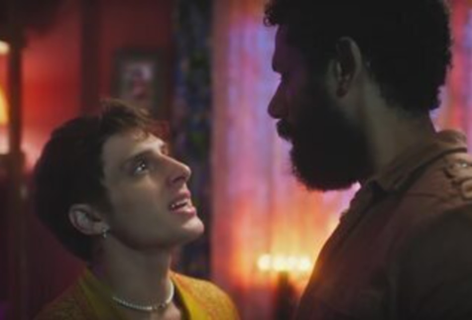 'Terra e Paixão': Ramiro assume namoro com Kelvin