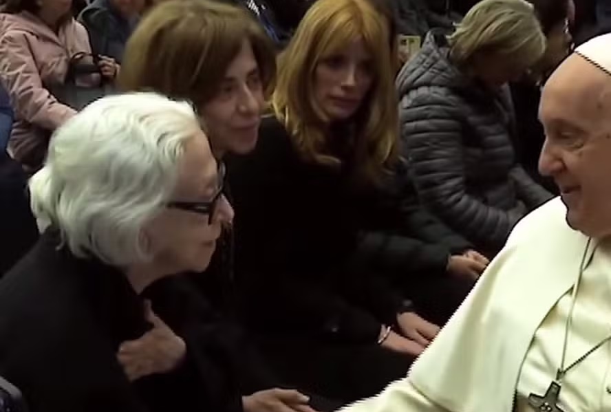 Fernanda Montenegro e Fernanda Torres recebem benção no Vaticano