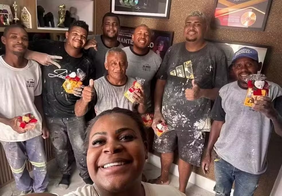 Jojo Todynho posa com funcionários em casa