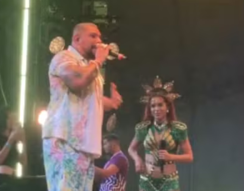 Anitta briga com público após vaias a Naldo Benny