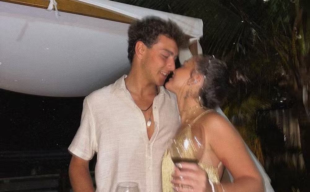 Mel Maia posa ao lado de João Maria