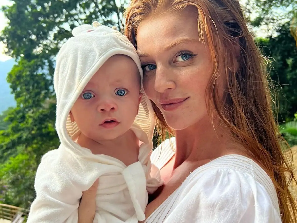 Cintia Dicker ao lado da filha Aurora