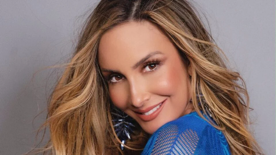 Claudia Leitte altera letra de música