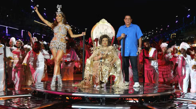 Anitta ao lado de Alcione e Zeca Pagodinho