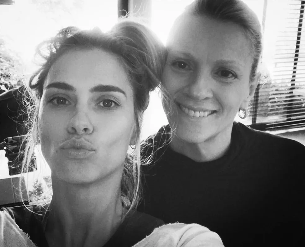 Carolina Dieckmann com a mãe, Maíra