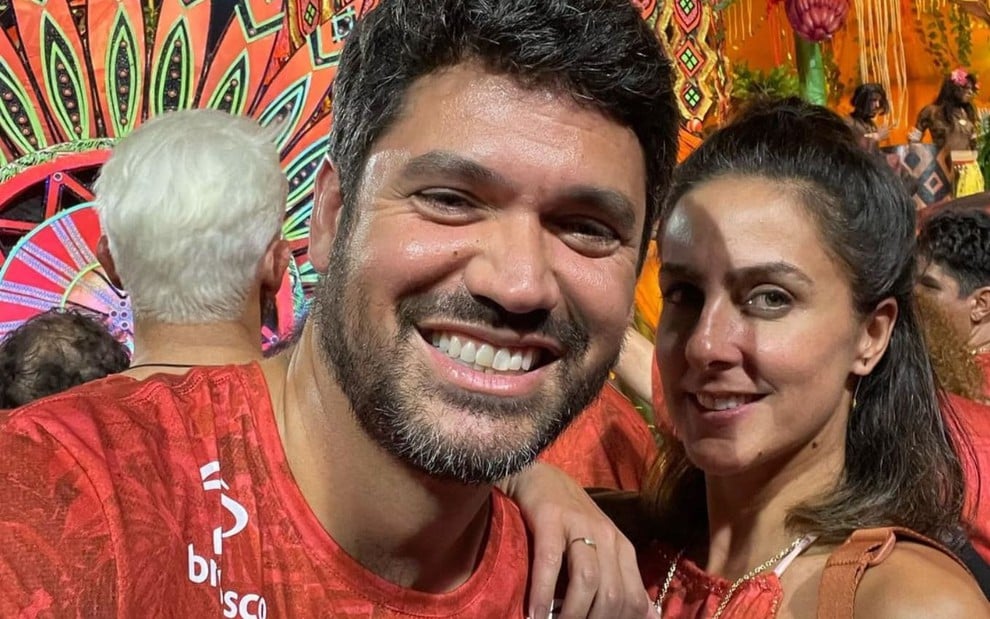 Marcelo e Carol assumem namoro
