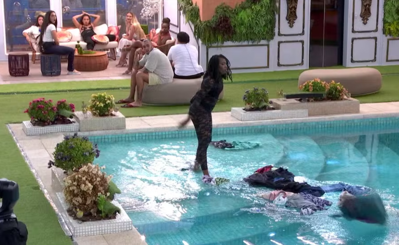 'BBB 24': Leidy Elin joga roupas de Davi na piscina durante briga