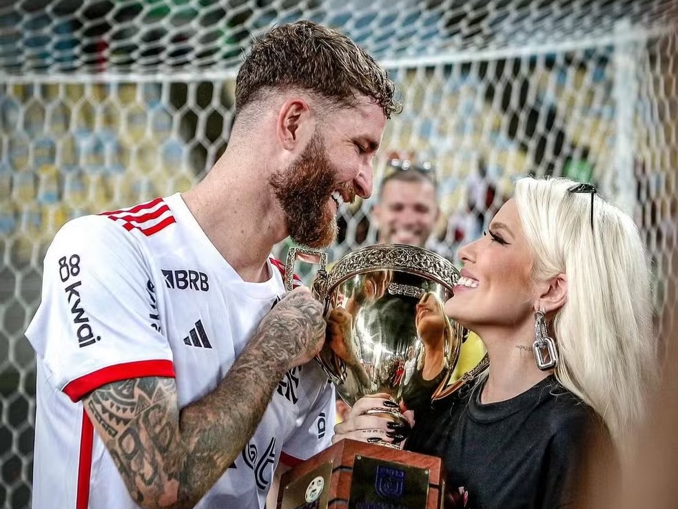 Léo Pereira se declara para a namorada, Karoline Lima