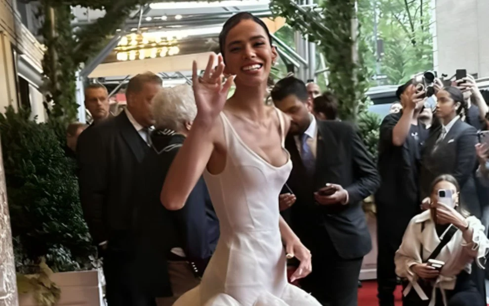 Bruna Marquezine comparece ao MET Gala