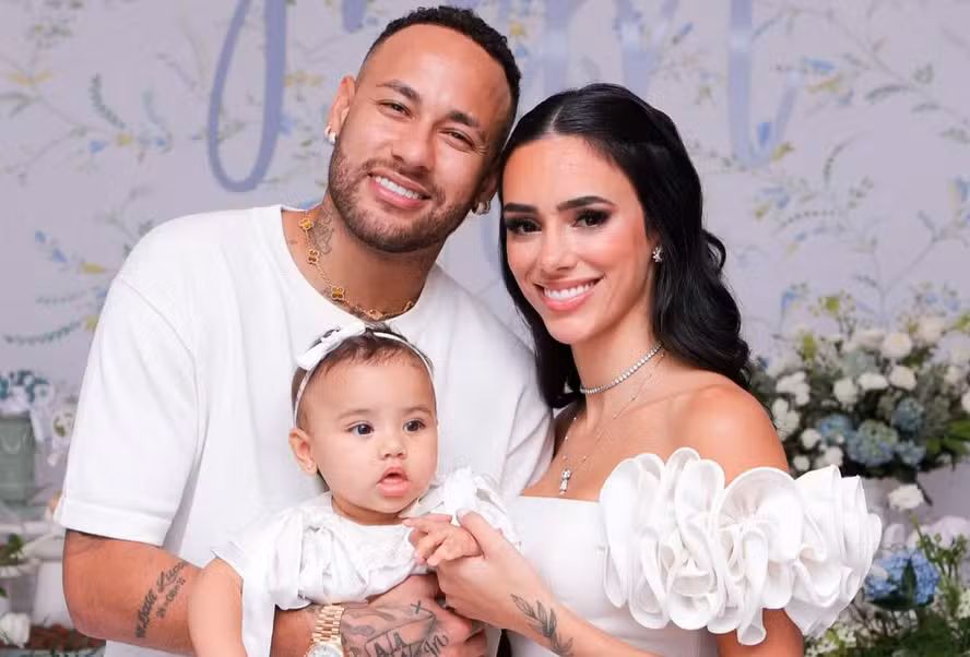 Neymar tatua nome da filha, Mavie