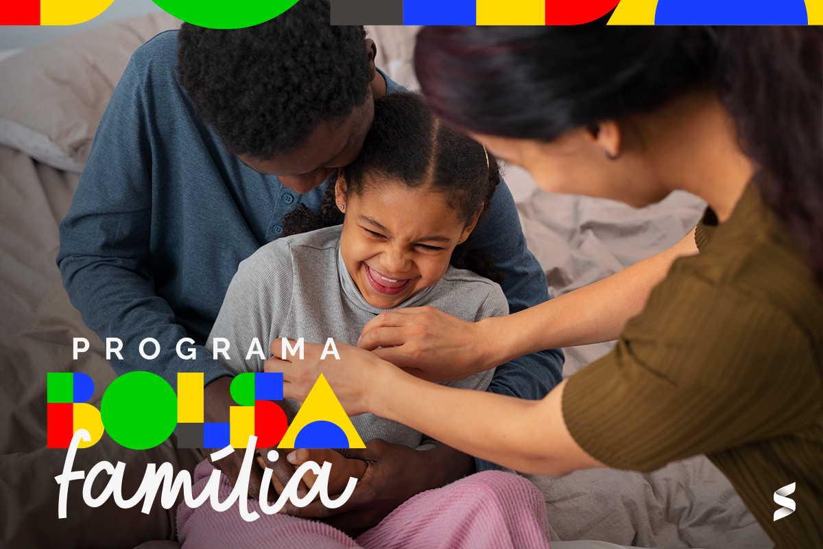 Em casa, pai, filha e mãe