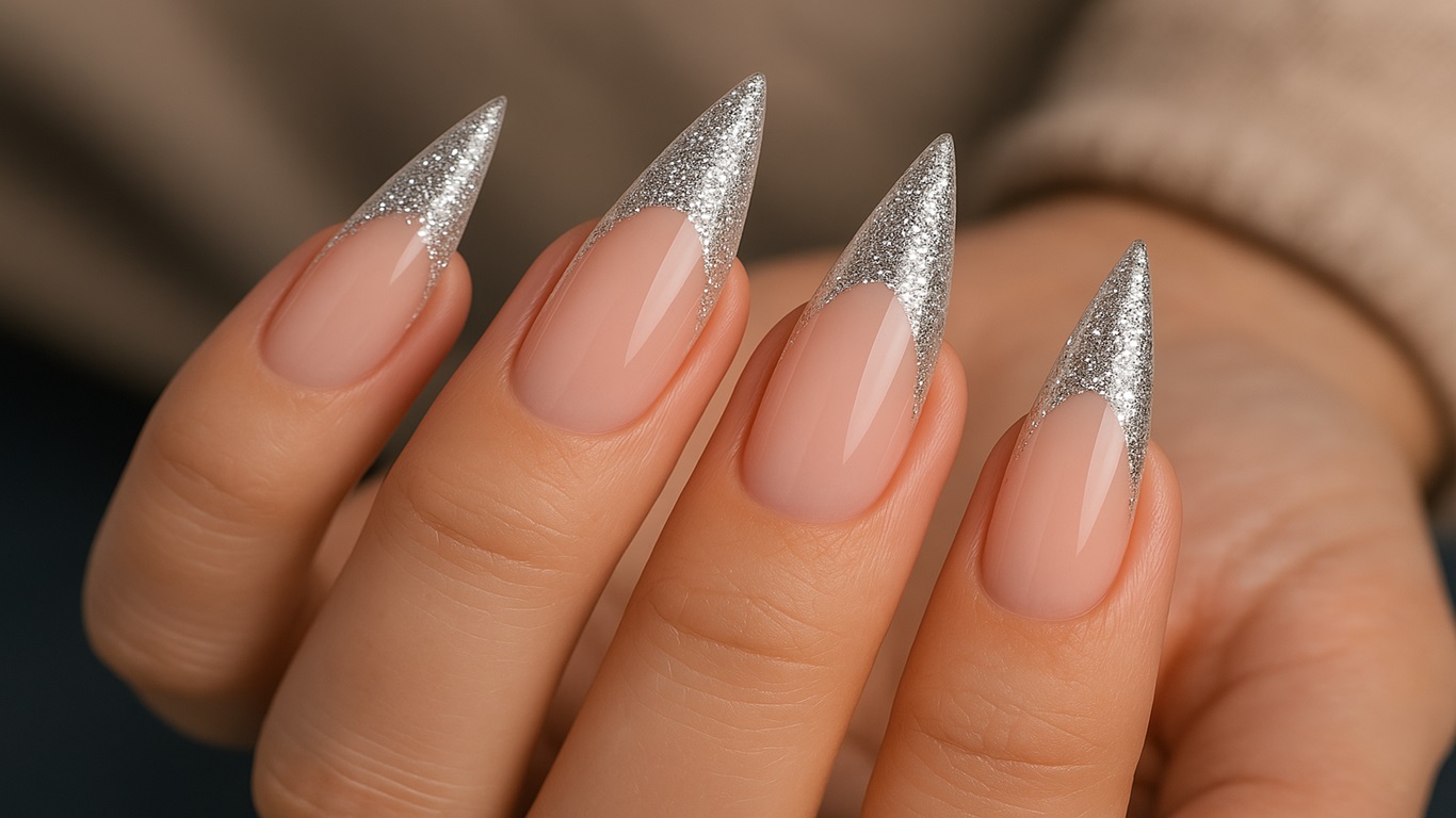 Unhas Stiletto elegantes com francesinha de glitter brilhante